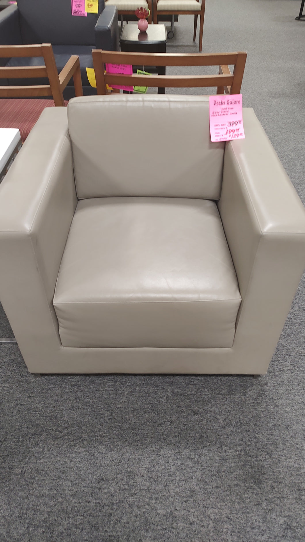 R5125 Tan Vinyl Lounge Used Chair $129.00 - 1 Only!