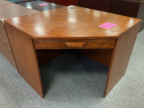 R905 Oak Corner Used Desk $99.98 - 1 Only