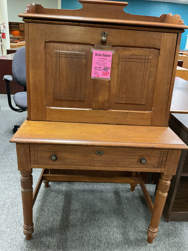 R660 24”x 36” Antique Oak Used Desk $199.98 - 1 Only