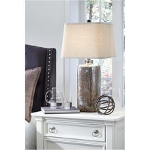 Load image into Gallery viewer, Shanilly Table Lamp